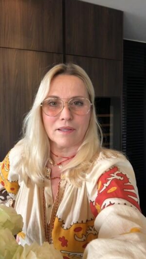 Sophie Favier Instagram - J’ai pu parler longtemps avec @lauramsophrologue  sur le déconfinement et le stress engendré durant cette période si tourmentée.
J’ai passé un moment émouvant avec vous  toutes et tous, je suis chanceuse.
Merci beaucoup pour vos commentaires bienveillants, chaleureux, vos likes, vos cœurs en rafales💕💕💕
Merci tellement🙏
Prenez grand soin de vous.
Belle reprise.
#staysafe #merciauxsoignants
#sophrologie
#bonheur
#déconfinement
#besafe