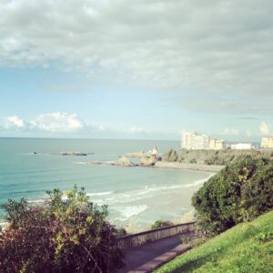 Sophie Favier Instagram - 💙Biarritz, la Californie française de la côte Basque 💙 L’élégante et ses nombreuses écoles de surf, y accueillent des sportifs  du monde entier.
💙L’air de l’océan est vivifiant et apaisant.
💙C’est une splendide villégiature où se reposer en famille. 
💙Les paysages sont à coupé le souffle, visiter le rocher de la vierge, affleurement rocheux, qui vous offre une vue imprenable sur le golfe de Gascogne.les immenses plages, autant de splendeurs à découvrir, le temps d’un week-end ou plus......