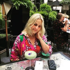 Sophie Favier Instagram - Partagez un doux moment avec une amie dans un écrin de beauté et verdure, quel délice, merci.
 La vie est belle💚 @sophiedcht