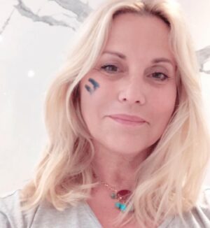 Sophie Favier Instagram - Mobilisation pour l’égalité entre les filles et les garçons, tous ensembles avec l’O.N.G #planfrance 
Affichez sur la joue le signe = pour la journée internationale de la fille, le 11 octobre 🙏💙L’égalité commence par l’éducation , avec l’école #GirlsGetEqual @pauline_lefevre 💙🙏