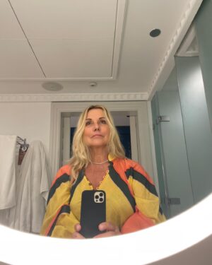 Sophie Favier Instagram - Petites pensées de vacances.
Soleil s’il vous plaît 🌟 
Sentir la mer, le vent,
laisser son esprit et son âme s’envoler….