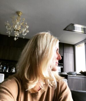 Sophie Favier Instagram - Prendre le temps de vous asseoir, relâchez vos épaules et respirez profondément.
Rêvez loin....
Vous vous sentirez plus fort, plus présent.
L’énergie, la bonne humeur vous guette.
Je vous souhaite une lumineuse semaine ⭐️