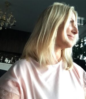 Sophie Favier Instagram - C’est le printemps, la saison est propice aux promesses, réalisez un rêve, récompensez vous pour vos succès,conseil précieux d’une amie si tendre.
Soyez fier de vous, indulgent aussI.
C’est aussi le moment de vous tourner vers les autres, appelez vos amis,dites leur combien ils comptent pour vous.
Achetez des fleurs.
Faites le tri dans vos armoires.
Une nouvelle coupe de cheveux.
Étirez vous comme un chat.
Osez les couleurs, allez visiter une expo,lisez un bouquin au soleil. 
Écoutez * Heures  Indoues* @etienne.daho, délicieux ✨
Faites vous du bien, la vie est belle.
À vous de jouer, belle semaine💛