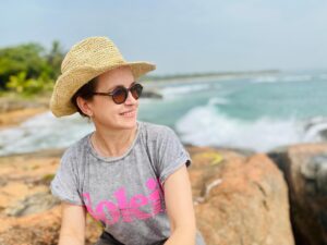 Sophie Jovillard Instagram - Gardez les yeux grands ouverts sur le monde dans nos @echappees_belles !  Cap sur la Côte d’Ivoire 🇨🇮 samedi soir à partir de 21h sur #france5 !  @cheffepriscagilbert @bo_travail #voyage #decouverte #escape #afrique #cotedivoire #luckyme #faitesdebeauxvoyages #tvshow @france.tv @francetelevisions #team