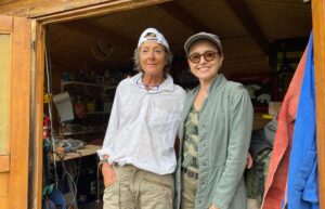 Sophie Jovillard Instagram - Je suis vraiment heureuse de pouvoir partager avec vous ces si bons moments en montagne au départ de Chamonix avec des personnes vraiment inspirantes et attachantes 🫶🏻. 📺 Rendez-vous ce soir sur @france5 à partir de 21h . @echappees_belles @bo_travail @francetelevisions @buvettedesmottets 😉 #montagne #chamonix @chamonixmontblanc #balade #randonnée #mercilavie