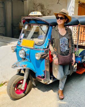 Sophie Jovillard Instagram - Fière, heureuse et impatiente de vous retrouver samedi soir à partir de 21h sur @france5 pour ouvrir cette 18em saison @echappees_belles avec un voyage inédit en Thaïlande 🇹🇭. @bo_travail @mathailande #thailand #voyage #decouverte #tv #beautiful #escape #faitesdebeauxvoyages #dreamteam #luckyme #viensjetemmène