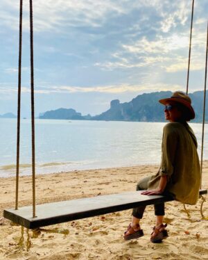 Sophie Jovillard Instagram - Fière, heureuse et impatiente de vous retrouver samedi soir à partir de 21h sur @france5 pour ouvrir cette 18em saison @echappees_belles avec un voyage inédit en Thaïlande 🇹🇭. @bo_travail @mathailande #thailand #voyage #decouverte #tv #beautiful #escape #faitesdebeauxvoyages #dreamteam #luckyme #viensjetemmène