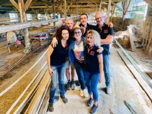 Sophie Jovillard Instagram - C’est quand le bonheur ?  C’est ce soir sur #france5 avec nos @echappees_belles en Corrèze 🫶🏻. Viens à la rencontre de Laurence, Antoine , Nathalie , Corentin , Albane , Stéphane et tous les autres …corréziens de cœur ou d’adoption 🫶🏻. Rien n’est possible sans la dream team @bo_travail qui rend tous ces moments exceptionnels possibles 🙏🏻. #correze #villages #plusbeauxvillagesdefrance #magnifiquefrance @francetelevisions #tv @tourismecorreze #voyage #decouverte #faitesdebeauxvoyages #rencontres #mercilavie #bonheur