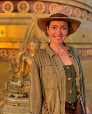 Sophie Jovillard Instagram - Fière, heureuse et impatiente de vous retrouver samedi soir à partir de 21h sur @france5 pour ouvrir cette 18em saison @echappees_belles avec un voyage inédit en Thaïlande 🇹🇭. @bo_travail @mathailande #thailand #voyage #decouverte #tv #beautiful #escape #faitesdebeauxvoyages #dreamteam #luckyme #viensjetemmène