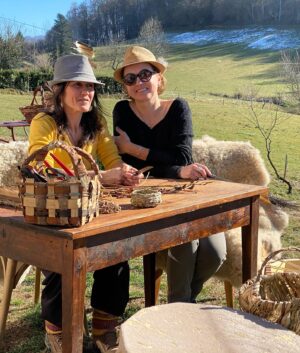 Sophie Jovillard Instagram - Pour fêter ces fêtes de fin d’année avec vous je suis très heureuse de vous retrouver ce soir avec nos Échappées Belles dans les Pyrénées . A voir ou revoir sans modération.
Que nos Échappées Belles puissent vous accompagner , vous changer les idées , vous réconforter , vous réchauffer le cœur, vous divertir…🫶🏻🙏🏻 #france5 @france.tv @bo_travail @lacarde.pyrenees @jonathanrebouillat @fredericdesbree @sandymossion #pyrenees #chezlouisette #montagne #nature #decouverte #voyage #tv #faitesdebeauxvoyages