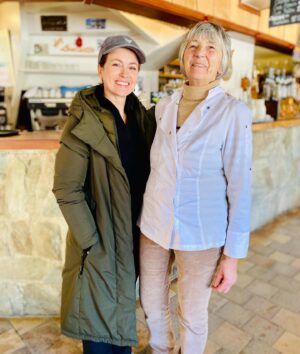 Sophie Jovillard Instagram - Pour fêter ces fêtes de fin d’année avec vous je suis très heureuse de vous retrouver ce soir avec nos Échappées Belles dans les Pyrénées . A voir ou revoir sans modération.
Que nos Échappées Belles puissent vous accompagner , vous changer les idées , vous réconforter , vous réchauffer le cœur, vous divertir…🫶🏻🙏🏻 #france5 @france.tv @bo_travail @lacarde.pyrenees @jonathanrebouillat @fredericdesbree @sandymossion #pyrenees #chezlouisette #montagne #nature #decouverte #voyage #tv #faitesdebeauxvoyages