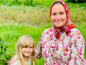 Sophie Jovillard Instagram - Coup de cœur pour Kihnu 💘

Souvent présentée comme un matriarcat l’île de Kihnu en Estonie est une perle de la Baltique et les femmes en sont ses gardiennes . 

Kihnu et nos  @echappees_belles en Estonie 🇪🇪, à voir prochainement sur @france5 📺  @kihnukultuuriruum #kihnu #estonie #voyage #travel #beautifulescape #decouverte #mercilavie❤️ #luckyme #tradition #ile #baltique #europedunord @bo_travail @france.tv  Chapeau @terranana74