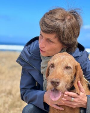 Sophie Jovillard Instagram - Très heureuse de vous retrouver samedi soir sur #france5 pour voir où revoir nos @echappees_belles à la Réunion 🇷🇪 en cie de Sophie Massieu et Heelou 🐶🦮. @bo_travail #tv @france.tv @francetelevisions #iledelareunion #ileintense #viensjetemmene #faitesdebeauxvoyages