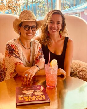 Sophie Jovillard Instagram - Because i’m happy !  Bienvenue en Californie en bonne cie ☀️! Rendez-vous samedi soir sur #france5 📺. @francetelevisions  @france.tv  @echappees_belles  @bo_travail  #californie @visitcalifornia #voyage @laurieencalifornie #americandream #travel #tv #escape