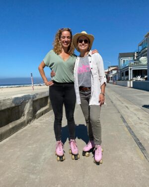 Sophie Jovillard Instagram - Because i’m happy !  Bienvenue en Californie en bonne cie ☀️! Rendez-vous samedi soir sur #france5 📺. @francetelevisions  @france.tv  @echappees_belles  @bo_travail  #californie @visitcalifornia #voyage @laurieencalifornie #americandream #travel #tv #escape
