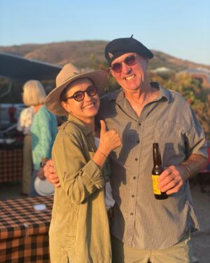 Sophie Jovillard Instagram - Because i’m happy !  Bienvenue en Californie en bonne cie ☀️! Rendez-vous samedi soir sur #france5 📺. @francetelevisions  @france.tv  @echappees_belles  @bo_travail  #californie @visitcalifornia #voyage @laurieencalifornie #americandream #travel #tv #escape