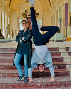 Sophie Jovillard Instagram - À chacun ses JO ! 🤩

@paris2024 

Les équipes de @francetelevisions et @francetvsport sont dans les starting-blocks pour vous faire vivre l’événement ! 

Petit échauffement avant la compétition avec  nos @echappees_belles aux couleurs olympiques !  Nous vous invitons à découvrir une capitale sportive et olympique ( mais pas que 😉) 

Des ambassadeurs—ices, des porteurs-euses de flamme , des gardiens-iennes du patrimoine, des passionnés- ées, des sportifs-ives , des artistes … toutes et tous sont impatients de voir briller les médailles sous la bannière des JO ! 

Faites un beau voyage olympique avec nos @echappees_belles  spéciales en avant première des jeux SAMEDI 22 juin sur #france5 @francetelevisions @france.tv 📺

@thierrymarx 
@forgetmat 
@zahiaziouani @divertimento_orchestre 
@mouradmerzouki 
@benoitcampargue.oly 
@erwankonate 
@plaza_athenee 
#antoinebourdon
@pierrenoel1844 
@lorfevrerie 
@maureenjenkins7 
@moulinrougeofficiel 
@crazyhorseparis_official 
#carolinevalentin
@molitorparis 
@toureiffelofficielle 
@petitpalais_musee 
@francetelevisions 
@bo_travail #jo