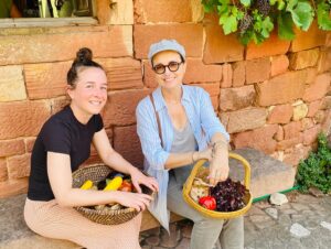 Sophie Jovillard Instagram - C’est quand le bonheur ?  C’est ce soir sur #france5 avec nos @echappees_belles en Corrèze 🫶🏻. Viens à la rencontre de Laurence, Antoine , Nathalie , Corentin , Albane , Stéphane et tous les autres …corréziens de cœur ou d’adoption 🫶🏻. Rien n’est possible sans la dream team @bo_travail qui rend tous ces moments exceptionnels possibles 🙏🏻. #correze #villages #plusbeauxvillagesdefrance #magnifiquefrance @francetelevisions #tv @tourismecorreze #voyage #decouverte #faitesdebeauxvoyages #rencontres #mercilavie #bonheur