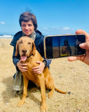 Sophie Jovillard Instagram - Très heureuse de vous retrouver samedi soir sur #france5 pour voir où revoir nos @echappees_belles à la Réunion 🇷🇪 en cie de Sophie Massieu et Heelou 🐶🦮. @bo_travail #tv @france.tv @francetelevisions #iledelareunion #ileintense #viensjetemmene #faitesdebeauxvoyages