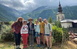 Sophie Jovillard Instagram - Je suis vraiment heureuse de pouvoir partager avec vous ces si bons moments en montagne au départ de Chamonix avec des personnes vraiment inspirantes et attachantes 🫶🏻. 📺 Rendez-vous ce soir sur @france5 à partir de 21h . @echappees_belles @bo_travail @francetelevisions @buvettedesmottets 😉 #montagne #chamonix @chamonixmontblanc #balade #randonnée #mercilavie