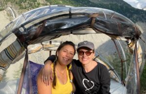 Sophie Jovillard Instagram - Je suis vraiment heureuse de pouvoir partager avec vous ces si bons moments en montagne au départ de Chamonix avec des personnes vraiment inspirantes et attachantes 🫶🏻. 📺 Rendez-vous ce soir sur @france5 à partir de 21h . @echappees_belles @bo_travail @francetelevisions @buvettedesmottets 😉 #montagne #chamonix @chamonixmontblanc #balade #randonnée #mercilavie