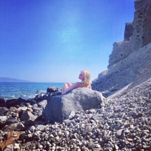 Sophie Kennedy Clark Instagram - Scot(ch) on the rocks. Just another day in paradise luring men to their demise. Catch of the day. Only went and caught a bloody pirate. High 5 siren sophie. #santorini #nobikini 🧜🏻‍♀️🍸🌋🇬🇷