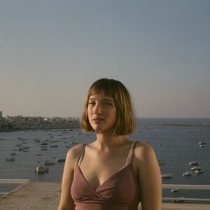Sophie Lowe Instagram - Missing the sun and sea so much. (and this hair cut) I’m ready for winter to be over now! 📷 @willberger_ 💖