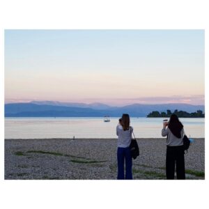 Sorcha Groundsell Instagram - Sunset picture-taking teamwork with @misstnordegg
Feeling very grateful for my amazing friends @alix.austin @sarahexton 💜