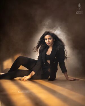 Soundariya Nanjundan Instagram - Ms. Marvel😅❤️🔥 shot by @prashanth_bionic with beautiful @soundariya_nanjundan at the Bionic Studio, Chennai. 

For Shoots, DM/ Email us #BIONICPHOTOGRAPHY 
.
Mua @harisri_official_
.
#modelshoot #weddinginspiration  #telugubride  #indianwedding #indianbride #bridesofinstagram  #chennaiinfluencer #indianphotography  #weddingphotography #tamilwedding #couplesgoals #couplephotography #chennai