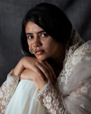 Soundariya Nanjundan Instagram - கண்ணாளனே 🤍

.
📸- @irst_photography
Hairdo- @meghna_makeoverartistry 
Outfit- @nirali_design_house 
📍- @yes_studios_ 
.
Styled by me ✨

Bare-face no makeup look

.
#soundariyananjundan 
#portrait #photography