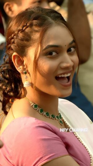 Spandana Palli Instagram - Trust me guys this is so candid ♥️💫 thankyou for capturing me so beautifully 🫣❤️ i mean iam in my own world 🌺💫 #candid #influencer #actor #life #beauty @taxfilling_india