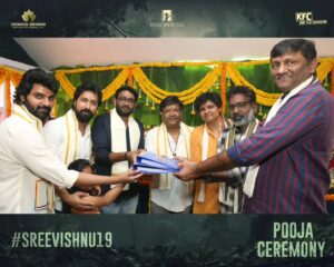 Sree Vishnu Instagram - ఉగాది శుభాకాంక్షలు 🌾

Delighted to begin the journey of my next project on the auspicious occasion of Ugadi 🤗

#SreeVishnu19 
Directed by #JanakiRamMarella 
Music by @vijai_bulganin
Produced by #SeethaKumariKotha, #AnushaDronavalli, #GopalamLakshmiDeepak 

@konavenkat @director.bobby @bhanu.bogavarupu @nandusavirigana #SaiSriRam @chotakprasad @konafilmcorp #WhistleWorthyFilms #SkandaVahanaMotionPictures 

Thank you each and everyone for attending the Pooja ceremony🤗