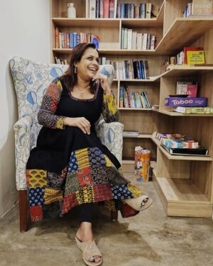 Sreeja Shyam Instagram - Just to remember a special day!!! 
#surprise #happiness #friendsforever 

clicked by the @sitharakrishnakumar 😍
with the smile giftedf by my tribe❤️
@drsajishm @shagnaaa @dhanucv @nimeshkappoor

outfit by my dearest super talented @sandypillai28 @polkadotsbysandypillai