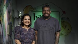 Sreeja Shyam Instagram - വളരെ ന്യായമായ കുറച്ച് കാര്യങ്ങൾ ഞാൻ ഈ ഇന്റർവ്യൂവിൽ ചോദിച്ചിട്ടുണ്ട്, 
എന്തിനാണ് വഴിയിലൂടെ പോകുന്നവർ വരെ ഈ മനുഷ്യനെ ചീത്ത വിളിക്കുന്നത്?😐
നാട്ടുകാരുടെ മുഴുവൻ ചൊറിക്കും മറുപടി പറയാൻ എവിടെ നിന്ന് സമയം കിട്ടുന്നു?🤨
എന്തുകൊണ്ട് ജോലി ഉപേക്ഷിച്ച് ഒരു മുഴുവൻ സമയ പാട്ടുകാരൻ ആവുന്നില്ല?🤪
ഐപിഎല്ലിൽ സമ്മാനം കൊടുക്കാൻ ഇന്ത്യയിൽ വേറെ പാട്ടുകാർ ഇല്ലാഞ്ഞിട്ടാണോ ഇദ്ദേഹത്തെ വിളിച്ചതെന്ന വിമർശകരുടെ ചോദ്യത്തിന് മറുപടിയെന്ത്?🙊
ഇലാസ്റ്റിക്, റബർ ബാൻഡ്, റബർ പാൽ ഈ ഇരട്ടപ്പേരുകളിൽ ഏതിനോടാണ് പ്രിയം?🤓

കാണുക, അദ്ദേഹത്തിന്റെ മറുപടികൾ ആസ്വദിക്കുക!
🙏

@hsrkofficial @vinu_janardanan 

link in bio