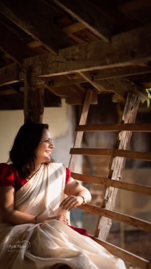 Sreeja Shyam Instagram - വാതിൽപ്പഴുതിലൂടെൻ മുന്നിൽ കുങ്കുമം 
വാരിവിതറും ത്രിസന്ധ്യ പോകെ...
#myplace #happyday 
@ajith_plakatphotography