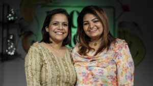 Sreeja Shyam Instagram - സിനിമ എന്നും ആണുങ്ങളുടെ ലോകമാണ്! 
സിനിമാ നിർമാണം എന്നൊക്കെ പറഞ്ഞാൽ അത് ആണുങ്ങളുടെ ഒരു അധോലോകവും!
അവിടെ തലയുയർത്തിപ്പിടിച്ച് വന്നു നിന്ന ആളാണ് സാന്ദ്ര തോമസ്. പക്ഷെ, ഒരു ദിവസം മുറിവേറ്റ മനസ്സോടെ എല്ലാം ഉപേക്ഷിച്ച് ഇറങ്ങിപ്പോയ സാന്ദ്ര തിരിച്ചുവരുകയാണ് നല്ല നിലാവുള്ള രാത്രി എന്ന ചിത്രത്തിലൂടെ.
 അങ്ങനെ ഒരു ദിവസം ഒന്നും വേണ്ട എന്നുപറഞ്ഞ് സിനിമാലോകത്തുനിന്നേ ഇറങ്ങിപ്പോയത്, അതിലേക്ക് നയിച്ച വിജയ്‌ ബാബുവുമായുള്ള പ്രശ്നങ്ങൾ എല്ലാം തുറന്നുപറയുന്നു ബാക്സ്റ്റോറിയുടെ ഈ ലക്കത്തിൽ സാന്ദ്ര. സിനിമയിലെ മെയിൽ ഈഗോ, സംഘടനകളിലെ ആൺപ്രമാണിത്വം അങ്ങനെ ഈ മേഖലയിലെ വേറിട്ട വെല്ലുവിളികൾ പങ്കുവെക്കുന്നുണ്ട് ഈ പെൺനിർമാതാവ്.

You were too honest and frank Sandra, Thank you so much!
@sandrathomasofficial @vinu_janardanan @ponnambilisarada 
terror producer എന്ന വിളിയിൽ നിന്ന് തങ്കക്കൊലുസിന്റെ അമ്മയായി മാറിയ, സോഷ്യൽ മീഡിയയിലൂടെ നമുക്കറിയാവുന്ന ആ സാന്ദ്രയുടെ വിശേഷങ്ങൾ രണ്ടാം ഭാഗത്തിൽ കാണാം!

link in bio