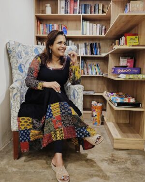 Sreeja Shyam Instagram - Just to remember a special day!!! 
#surprise #happiness #friendsforever 

clicked by the @sitharakrishnakumar 😍
with the smile giftedf by my tribe❤️
@drsajishm @shagnaaa @dhanucv @nimeshkappoor

outfit by my dearest super talented @sandypillai28 @polkadotsbysandypillai