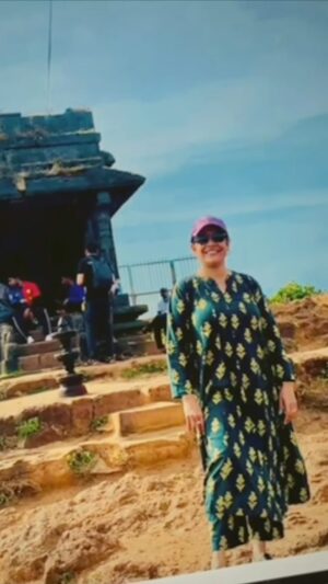 Sreeja Shyam Instagram - കുടജാദ്രി കയറി വീണ്ടും സർവജ്ഞ പീഠത്തിലെത്തിയത് 10 വർഷത്തിന് ശേഷമാണ്. എങ്ങനെ പ്ലാൻ ചെയ്തിട്ടും ഞങ്ങൾ രണ്ടിനും കൂടി ഇവിടെയെത്താൻ 4 വർഷം കാത്തിരിക്കേണ്ടി വന്നു. ഇന്നും ഒരുപാട് പേർ ഓർത്തിരിക്കുന്ന, കുടജാദ്രി മുഴുവൻ നടന്നുകയറിയ ആ പഴയ യാത്രയാണ് പക്ഷെ ഇപ്പോഴും മനസ്സിൽ. ഒരിക്കൽ കൂടി അതുപോലെ നടന്നു കയറണം എന്ന മോഹം ബാക്കി വെച്ചാണ് മടങ്ങുന്നത്!