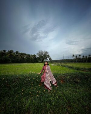 Sreeja Shyam Instagram - സൂര്യനെ ധ്യാനിക്കുമീ പൂ പോലെ 
ഞാൻ മിഴി പൂട്ടവേ!!!
#myplace #being
