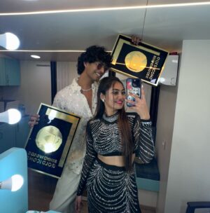Sreethu Krishnan Instagram - A million thanks to you all for the love and support
#sreejun #blessed
Receiving the Trending duo award from @behindwoodsofficial 
#biggboss #biggbossmalayalam #sreethukrishnan #arjunbigboss6
