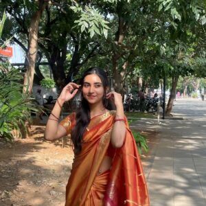 Sri Devi Instagram - தேடிச் சேர்த்தக்…
காசப் போல்…
காதல் இருக்குதா…
கொஞ்சமாக எடுக்குற…
கொஞ்சம் தடுக்குதா…? 🧡

#fyp #fypシ #explorepage #pongal #coimbatore