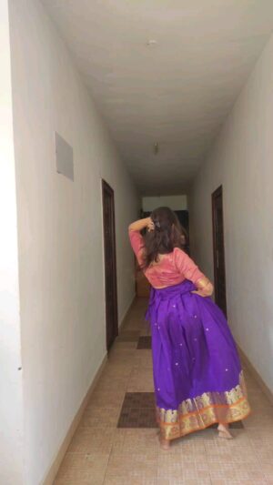 Sri Devi Instagram - Onakka mundhiri 💜(tried choreographing my fav song🥺) 

#tamil #coimbatore #ownchoreo #onakkamunthiri #onakkamundhiri #hridayam #kalyanipriyadarshan #malayalam #dancer #dsa #dancers #dance #kerala #instagood #instagram #onam