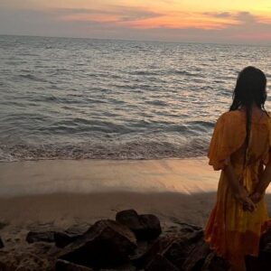 Sri Devi Instagram - அன்பில் தொடங்கி அன்பில் முடிக்கிறேன் 🤍

#kerala #cherai #cheraibeach #fyp #sunset #friendship #finalyear #friends #coimbatore #college #collegelife #beach #beachvibes #happiness #love #trip #tripwithfriends #collegetrip #vtv #vinnathaandivaruvaaya #psgcas #psgcasian #psg