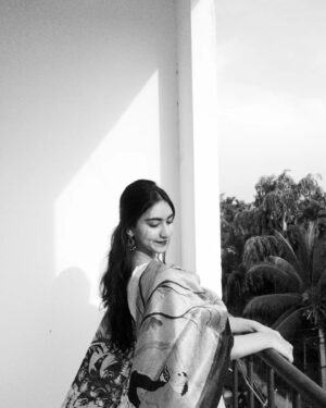 Sri Devi Instagram - ஓர் அலையாய் வந்து எனை அடித்தாய்
கடலாய் மாறிப்பின் எனை இழுத்தாய் 🤍

#coimbatore #fyp #instagram