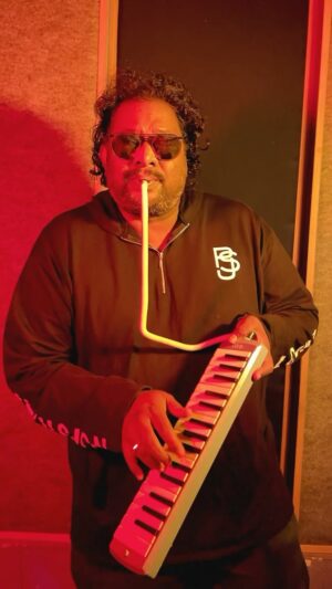 Srikanth Deva Instagram - 🕺Obamaavum Song Harmonica Bgm 🎶
#sonymusic #ragalapuram #karunas #sridharmaster #harmonica #bgm #obamaavum #srikanthdeva #srikanthdevamusic #srikanthdevamusical #srikanthdevasongs #srikanthdevafans #srikanthdevahits