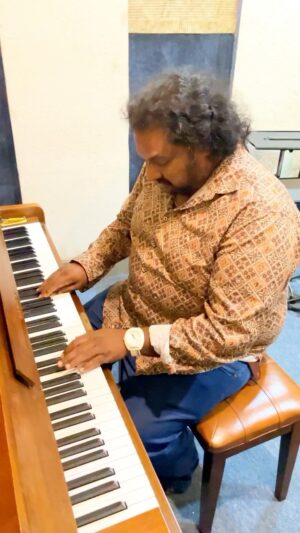 Srikanth Deva Instagram - 🤩Happy Birthday Ramnath Sir Director Of Thirunaal Movie 🎥 
🎹Pazhaya Soru Song Piano Version 🎶
@ramnath_palanikumar  @actorjiiva  @nayanthara
#thirunaal #jiiva #nayanthara #ramnath #pazhayasoru #pianoversion #srikanthdeva #srikanthdevamusic #srikanthdevamusical #srikanthdevasongs #srikanthdevafans #srikanthdevahits