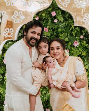 Srinish Aravind Instagram - Nitara’s Noolukettu 🥰🧿

.
✨
Click @sainu_whiteline @_whiteline_photography_ 
Decor @thegreindale 
MUA and Jewellery @sajithandsujith 
Styled by @sabarinathk_ 
Saree @kasavukada_1985 
Nila wearing @sabarinathk_ 
Saree draping @drapewithkp