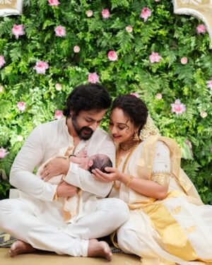Srinish Aravind Instagram - Nitara’s Noolukettu 🥰🧿

.
✨
Click @sainu_whiteline @_whiteline_photography_ 
Decor @thegreindale 
MUA and Jewellery @sajithandsujith 
Styled by @sabarinathk_ 
Saree @kasavukada_1985 
Nila wearing @sabarinathk_ 
Saree draping @drapewithkp