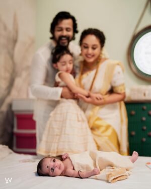 Srinish Aravind Instagram - Little Nitara ✨🧿
.
✨
Click @sainu_whiteline @_whiteline_photography_ 
Decor @thegreindale 
MUA and Jewellery @sajithandsujith 
Styled by @sabarinathk_ 
Saree @kasavukada_1985 
Nila wearing @sabarinathk_ 
Saree draping @drapewithkp