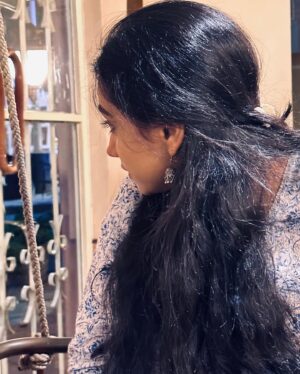 Srividya Shastry Instagram - Life isn’t perfect, so why should your hair?😉

#plandid #messyhair